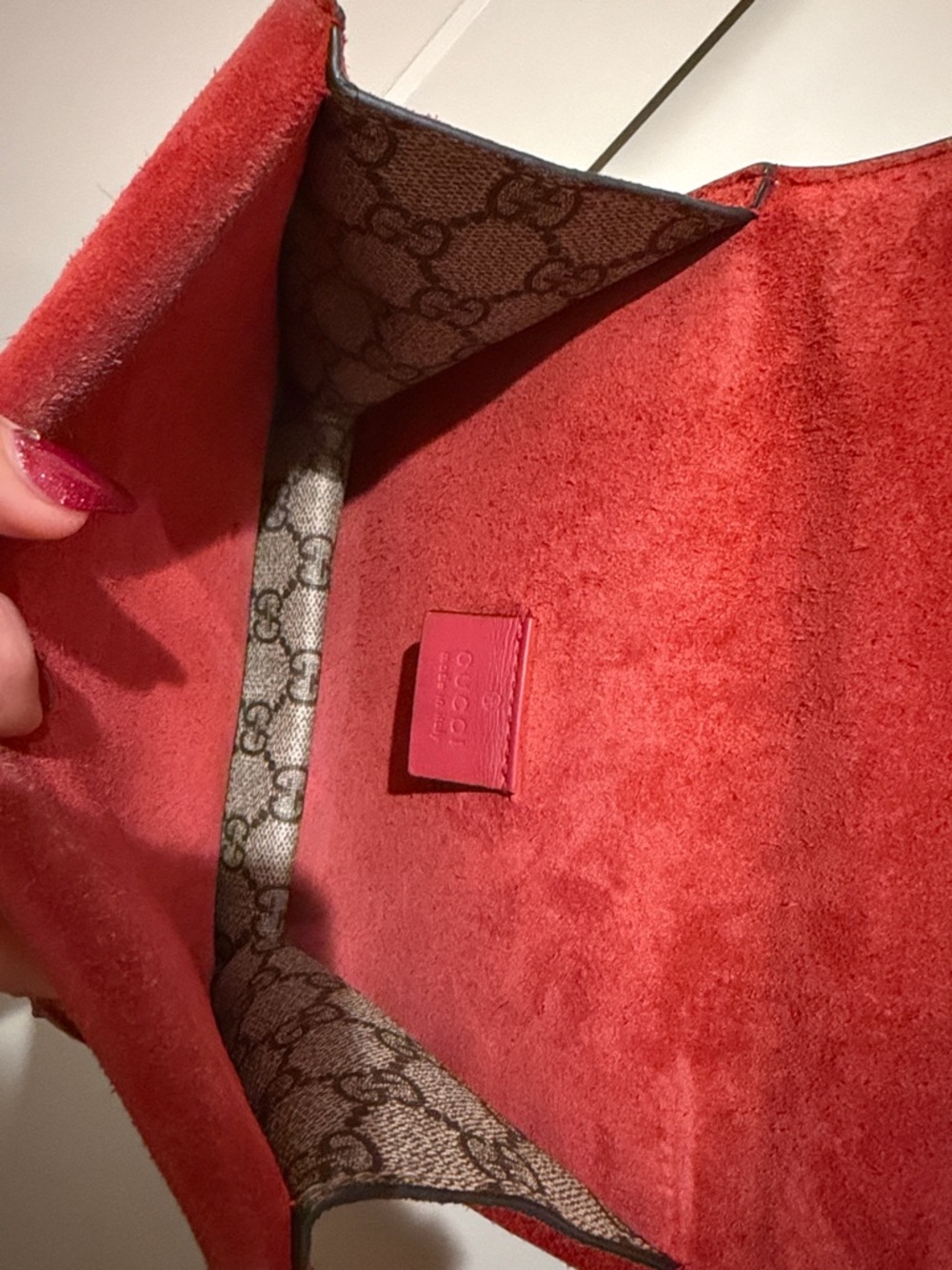Gucci Beige GG Supreme Shoulder Bag with Red Accent - Picture 7 of 8